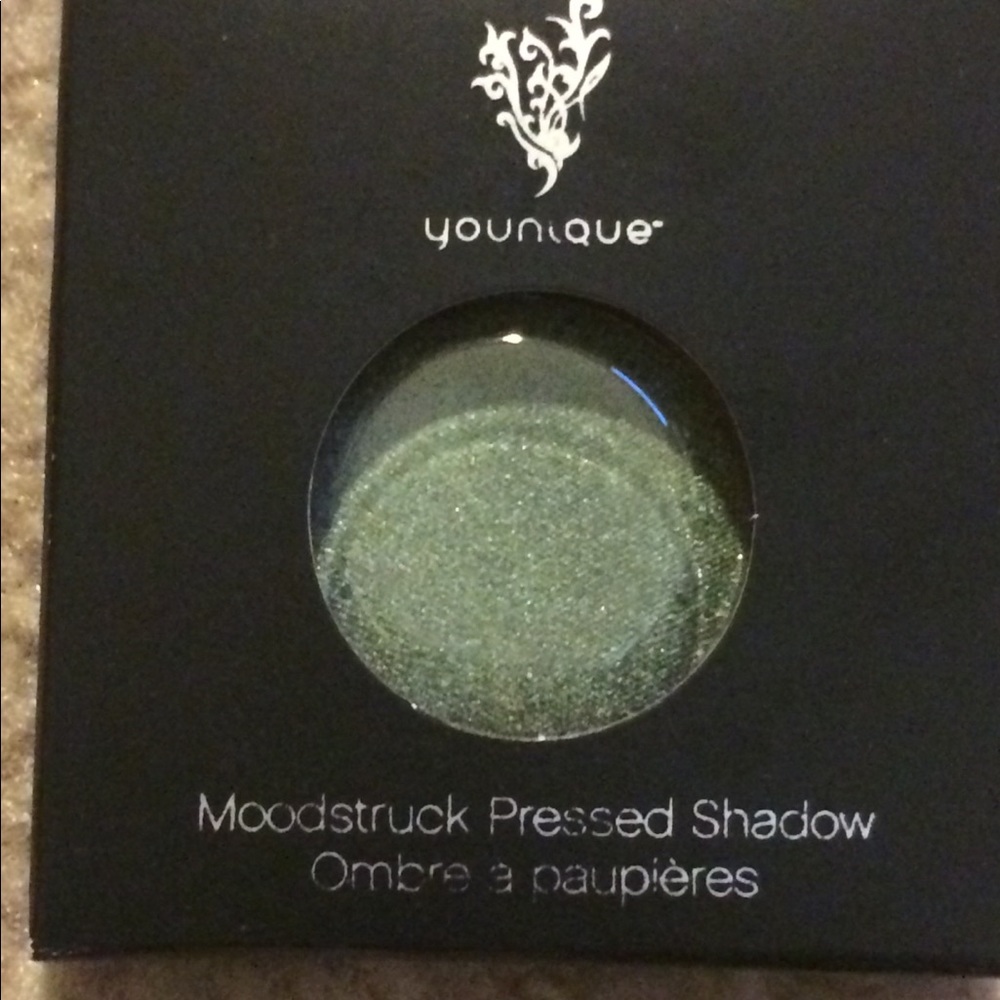 Younique Pressed shadow single “INCONCEIVABLE”
